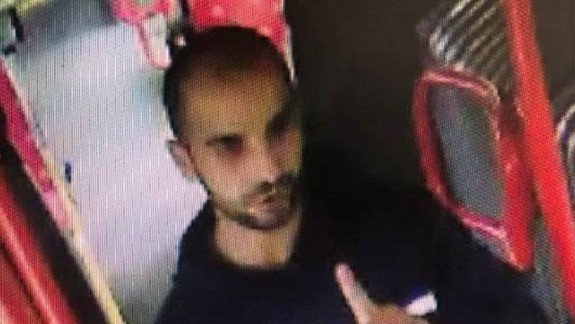 Útok a bitka v autobuse MHD: Policajti hľadajú tohto muža