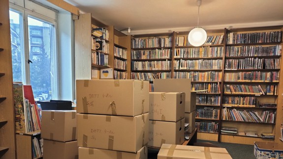 Pridajte ruku k dielu a pomôžte presunúť knižky do bezpečia