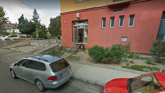 Lupežné prepadnutie v Rači: Muž vytiahol v stávkovej kancelárii pištoľ