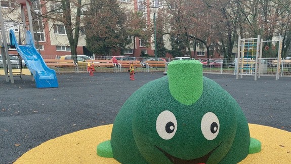 Malým Petržalčanom rekonštruujú ihrisko. Do ukončenia prác naň nevstupujte