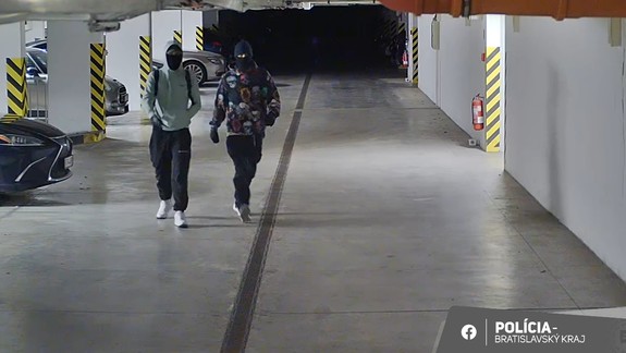 Maskovaní vlamači v Karlovej Vsi: Poškodili až 22 dverí, prišli si po nich policajti