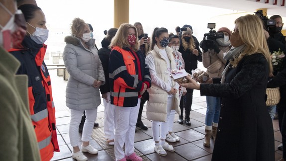 Prezidentka zavítala s vianočnou pozornosťou medzi zdravotníkov i policajtov