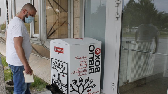 VIDEO: Dúbravka osadila nový bibliobox a otvorila knižnicu