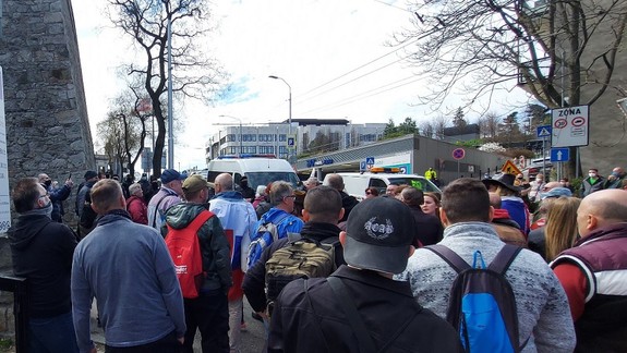 FOTO a VIDEO: Na protestné zhromaždenie prišlo len pár desiatok ľudí - policajti ich k parlamentu ani nepustili...