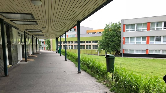 FOTO: Spred zdravotného strediska na Tbiliskej v Rači odstránili lavičky – dôvod vás odrovná!