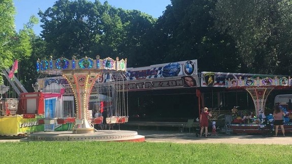 Nebezpečná zábava: Muž vytiahol na kolotočoch na Starohájskej na pokladníčku zbraň!