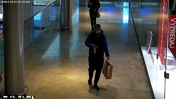 FOTO: Neviete, kto je tento muž? Polícia ho hľadá v súvislosti s krádežou v Eurovei