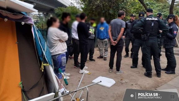 Policajná akcia na Astronomickej: Hľadali ukradnuté vecí i hľadané osoby