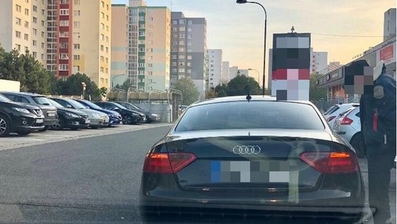 Chvalabohu, mal smolu: Vodičovi pri "bežnej" kontrole našli stovky dávok metamfetamínu