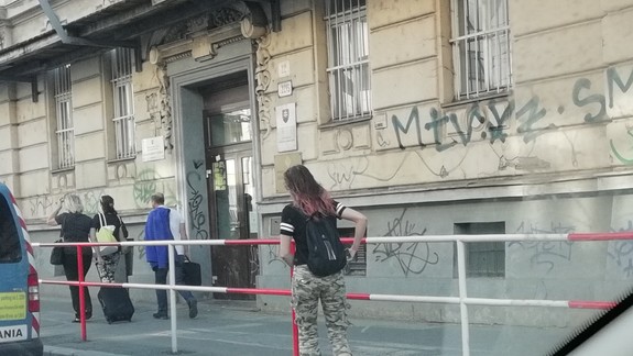 Tak toto je nebezpečné: Mladé skateboardistky sa takto premávajú priamo medzi autami