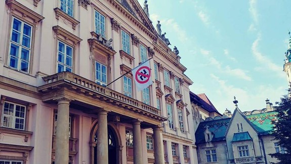Primátor Matúš Vallo vyvesil na Primaciálny palác antifašistickú vlajku - aké reakcie tým vyvolal?
