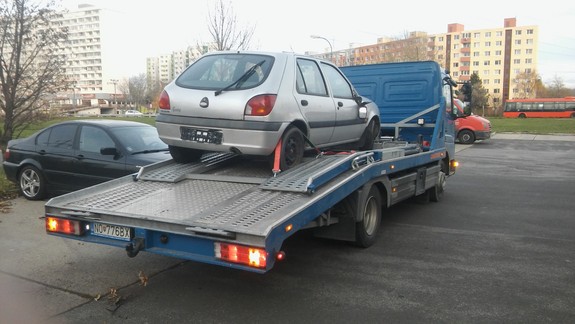 Petržalka pokračuje v odstraňovaní autovrakov z parkovísk