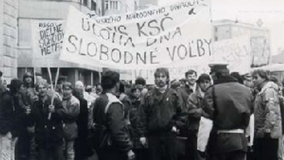 VIDEO: Ako hodnotia November 1989 a následný vývoj v našej krajine slovenské a české osobnosti?