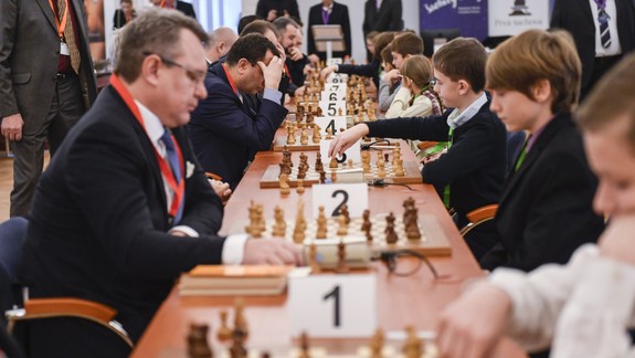 Andrej Danko organizuje tradičný vianočný šachový turnaj - aké hviezdy naň tento rok prilákal?