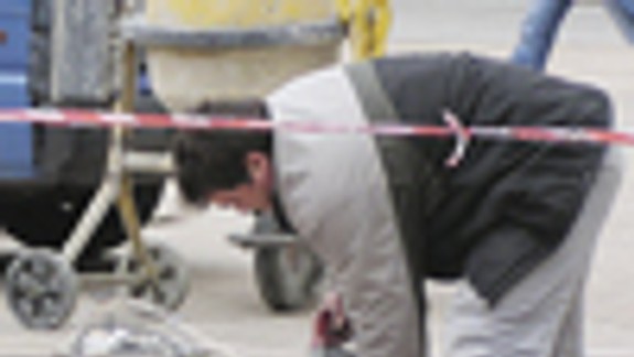 Dlažba v pešej zóne trpí aj kvôli autám