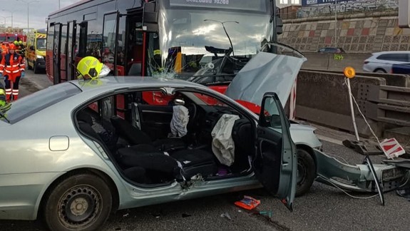 Na diaľnici za Lamačom havaroval autobus so 70 ľuďmi, zrazil sa s osobným autom
