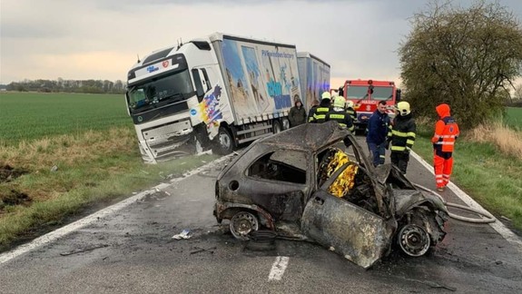 Tragická nehoda: Kamión sa zrazil s osobným autom, úplne ho zdemoloval