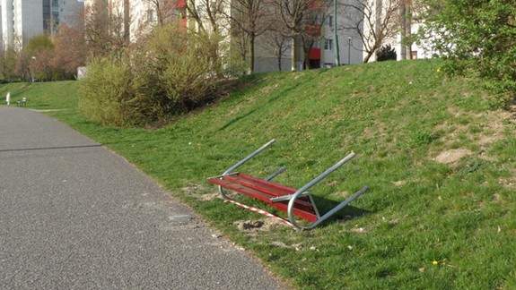 Nové lavičky  a koše v noci vytrhali vandali