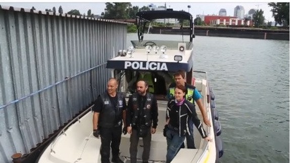 VIDEO: Motorkári vošli vo veľkom počte do prístavu a policajtom z poriečneho oddelenia spôsobili nečakané starosti!