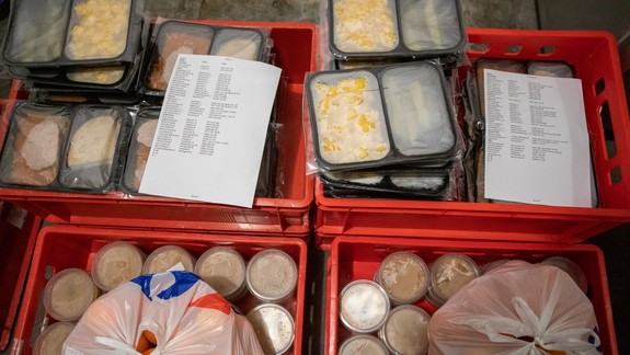 Dobrý nápad v čase pandémie: Lacný a chutný obed privezú seniorom v Bratislave až k dverám