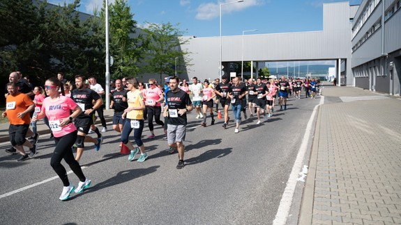 Bežali aj cez výrobné haly: Vyše 600 bežcov podporilo v areáli automobilky znevýhodnené deti