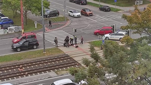 Kuriózna nehoda v Dúbravke: Hoci to tak vyzerá, chodca nezrazilo auto