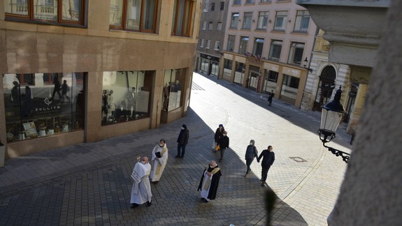 FOTO: Centrom mesta prechádzal záhadný sprievod kňazov - ich nadriadených to prekvapilo...