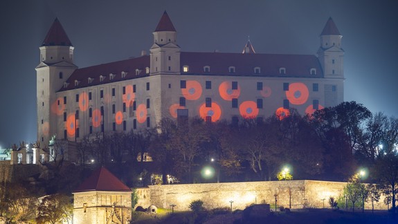 Bratislavský hrad v utorok nasvietia pri príležitosti Dňa učiteľov