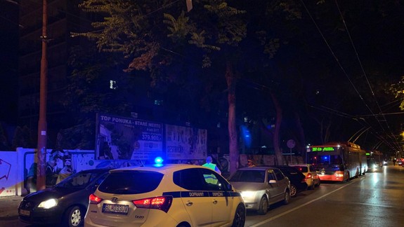 FOTO: Auto bez vodičky večer blokovalo premávku MHD na Jégeho ulici - ako to vyriešili dispečeri DPB?