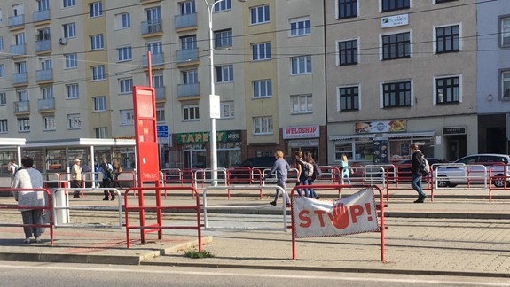 FOTO a VIDEO: Plot aj zátarasy z Trnavského mýta odstránili - bude tu zriadený oficiálny priechod pre chodcov?