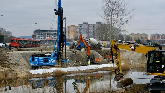 Veľký vrták pri Technopole: Nie je tam pre ropu, ale pre veľkú stavbu áno
