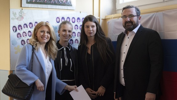 Zuzana Čaputová odvolila s dcérami a partnerom v Pezinku