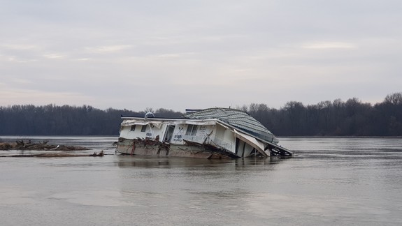 Vrak reštaurácie Knajpa stále leží v Dunaji. Zistili sme, čo ho čaká