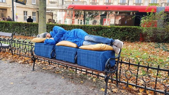 Postele z lavičiek na Šafárikovom námestí sú prejavom solidarity