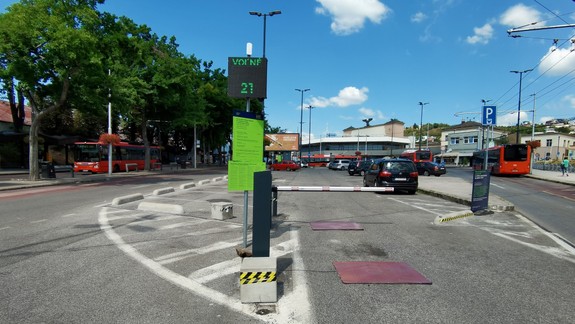 Pred Hlavnou stanicou nezaparkujete. Menia tam asfalt