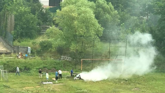FOTO: Z futbalového ihriska v Lamači sa valil hustý dym - pálil tam niekto odpad?