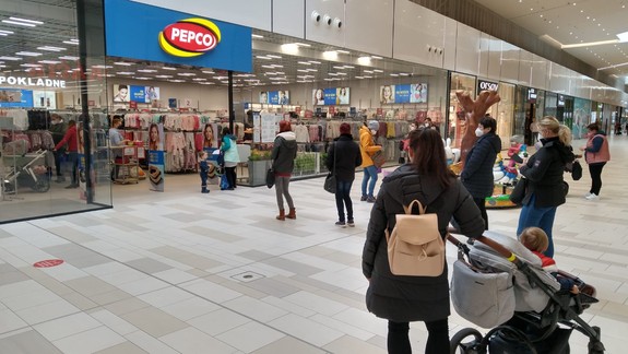 FOTO: Po mesiacoch otvorili obchody, pred niektorými stáli ľudia v radoch už od rána