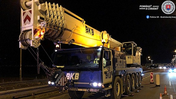 Policajti spozorovali autožeriav s hmotnosťou 60 ton bez povolenia na hraniciach s Maďarskom