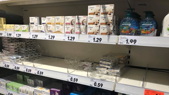 FOTO: Antibakteriálne prostriedky sme dnes v regáloch nákupných centier nenašli, ale potravín bolo dosť!
