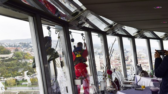 Na vyhliadke UFO si môžete dať nočnú prechádzku v oblakoch, vykloniť sa do pozície hviezdy či zavesiť sa do priestoru