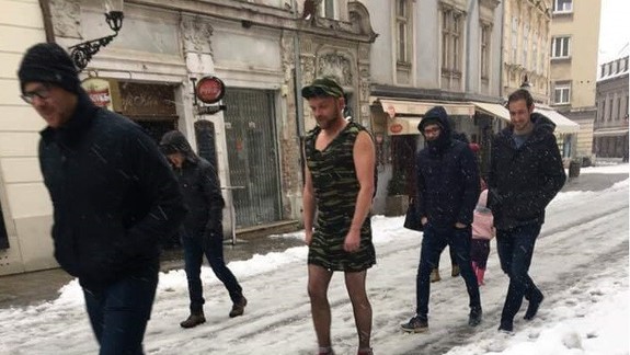 FOTO: Tento mladý muž si pomýlil nielen ročné obdobie, ale asi aj obchod s odevami...