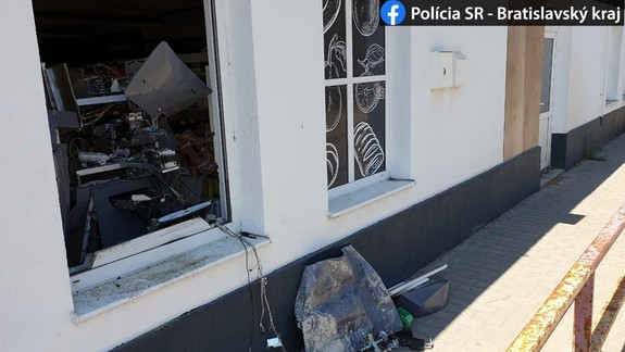 V Tomášove vyhodili do vzduchu bankomat