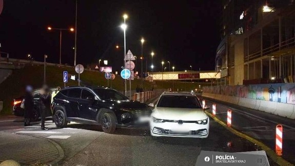 Pri Auparku sa zrazili dve autá, jeden z vodičov bol opitý