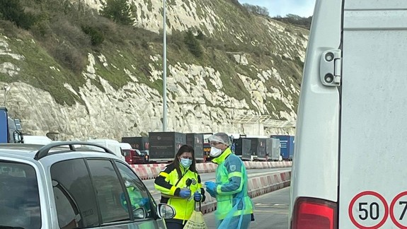 Vodič Michal, ktorý uviazol v Anglicku, prežíva po pozitívnom teste na COVID-19 hororové Vianoce