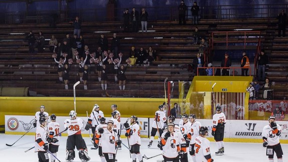 Dvaja fanúšikovia hokeja si zo zimného štadióna urobili bitkársku arénu