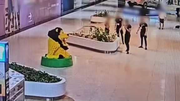 Agresívny muž v nákupnom centre: Napadol pracovníka SBS, navyše mal pri sebe drogy