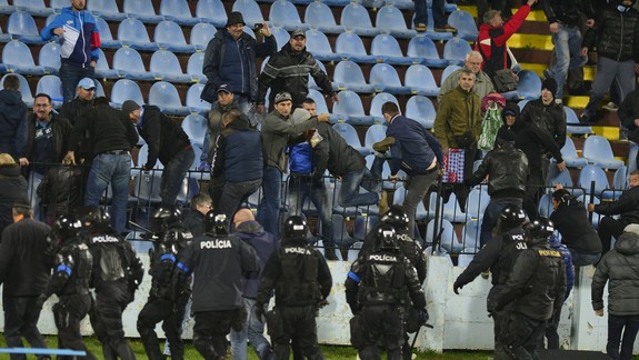 Demonštrácia aj futbal. Polícia sa chystá na rušný predĺžený víkend