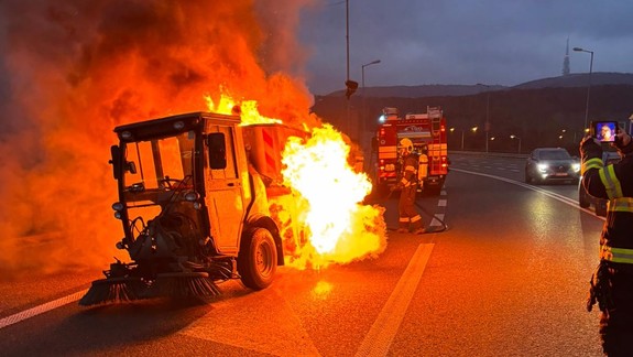 V Dúbravke ráno horelo zametacie auto
