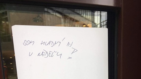 FOTO: Z vtipného odkazu na dverách Mliečaku sa stal náborový inzerát a teraz máte šancu získať prácu aj vy!