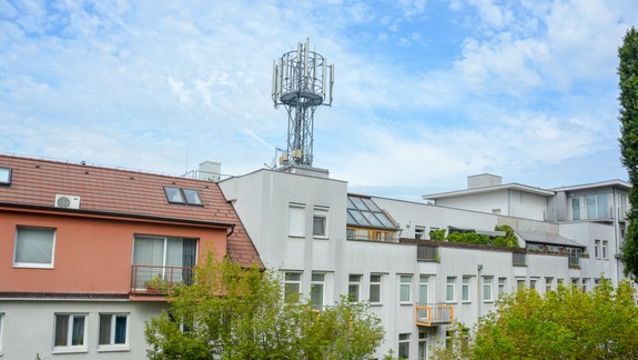 V Bratislave je dnes rozsiahly výpadok digitálnej televízie, telefonického signálu a internetu - čo sa stalo?